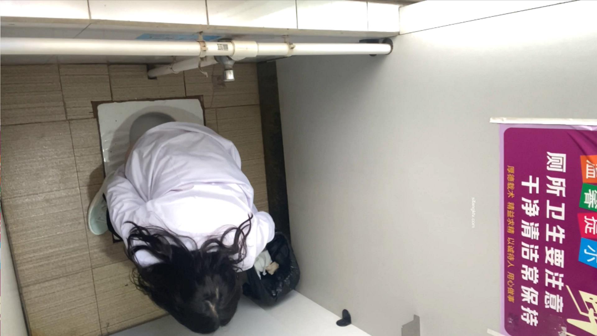 大神潜入医院厕所偷拍美女医生和患者 贴逼拍摄 危险系数也是相当大的 第三季.mp4_2023.jpg